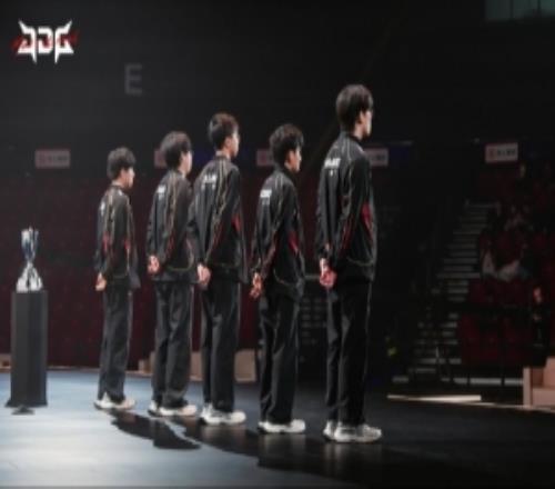 JDG發布戰勝TES賽後返圖：堅定向前！