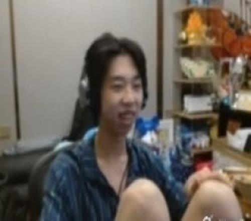 XDD：我去抖音播DOTA直接一哥鬥魚幹不過YYF難道抖幹不了魔帝嘛