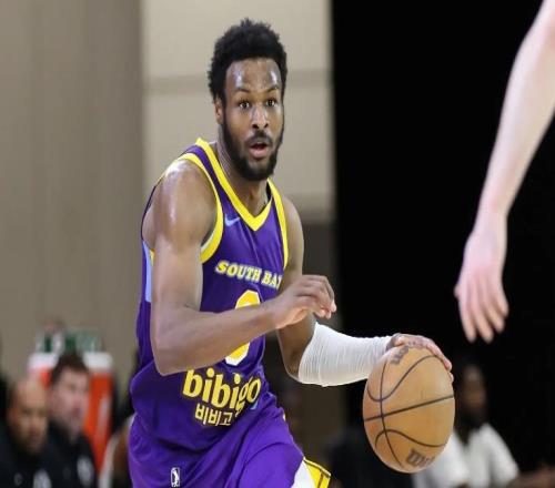 在湖人二队的表现还不如上赛季,布朗尼的进步幅度有些缓慢