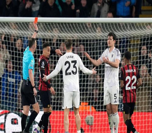 郵報：曼聯11分鍾內遭雙重打擊，裁判短時間雙標判罰毀了比賽