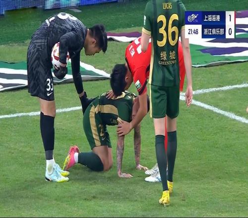 奇怪的慘?。∩虾：８鄱枷氩坏?，中超關(guān)鍵1戰(zhàn)，黃健翔連續(xù)2大質(zhì)疑