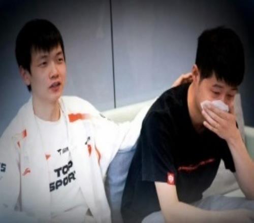 你的壓力也很大！郭皓賽后落淚TES員工解釋：夸林堅夸著夸著哭了
