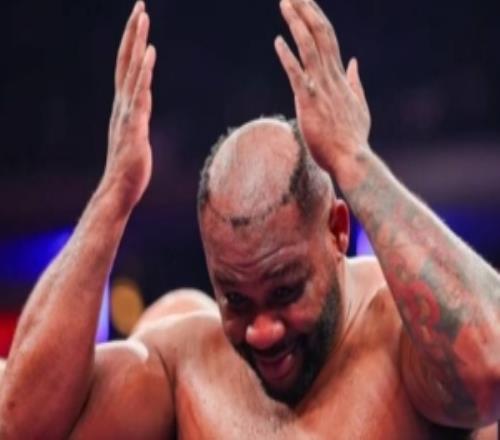 我在一拳超人看过这段美国拳手比赛假发被打飞依旧淡定取胜