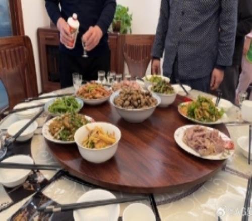 AL經理愛笑曬照：新春快樂，身體健康，開工大吉