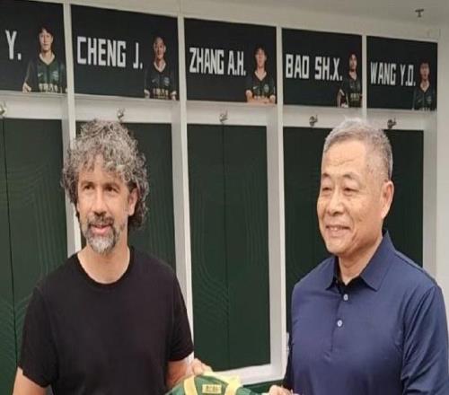 托馬西造訪浙江足球俱樂部，或者浙江隊球衣