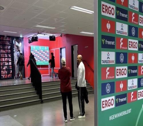 记者:离开科隆主场前,孔帕尼与科隆主帅友好地交谈了数分钟