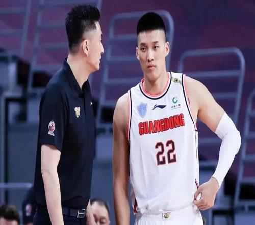 前广东冠军中锋加盟吉林,张峻豪西丁首秀10分1助北京续约奥莫特