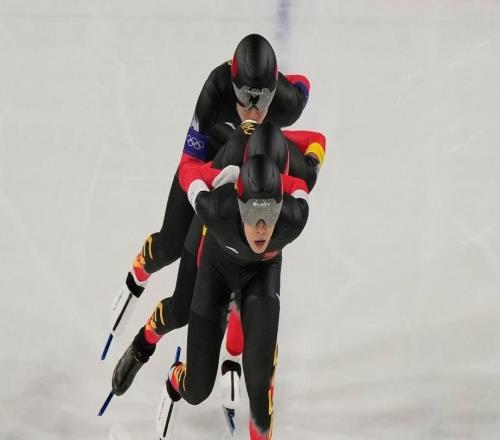 中国速度滑冰再创历史,这枚男子团体追逐铜牌有多难