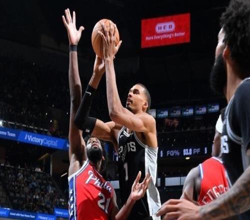 文班肋骨挫伤退赛：冲奖告急，还需出战1场超20分钟