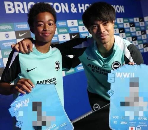 手持日本战犯照片引众怒，三笘熏“装死”不回应，英超应出手重罚