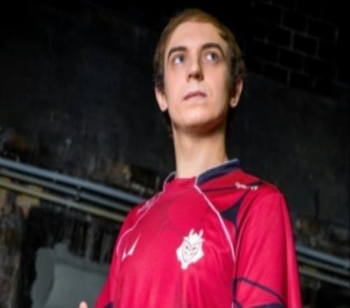 G2官推分享队员定妆照并配文:还有一周我们就回来了