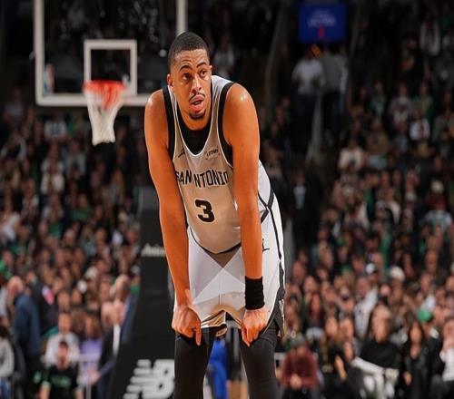 與上賽季相比簡(jiǎn)直判若兩人，馬刺側(cè)翼大將簡(jiǎn)直是一名超級(jí)第六人