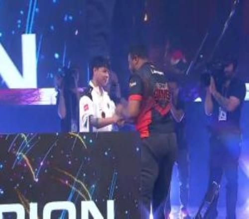 SWC拳皇15總決賽：36歲Xiaohai曾卓君遺憾告負(fù)，收獲獎(jiǎng)金15萬刀