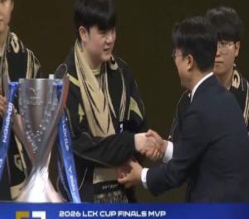 啊这...去年LCKCUPFMVP拿下200w韩元奖金，而今年只有一个握手
