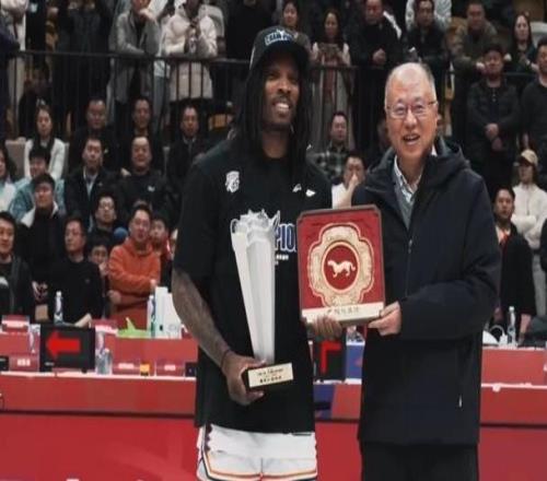 上赛季轰31+10+8率领上海CBA杯夺冠!36岁布莱德索回不来了