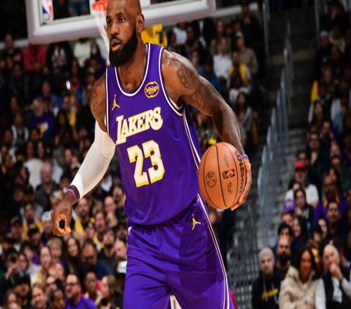 詹姆斯21中10得26分9板10助，最后被字母哥连帽带断杀死比赛