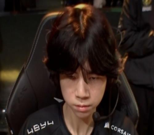 LCK主持人志宣分享照片：Diable的头发belike