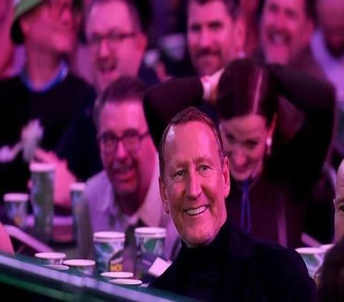 郵報：帕洛爾看飛鏢比賽，在觀眾起哄下12秒喝光約500ml啤酒