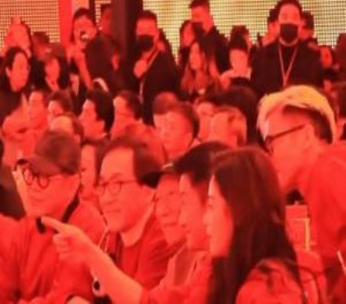 成龍與《鏢人》劇組合照！成龍李連傑吳京一眾武打巨星齊同框