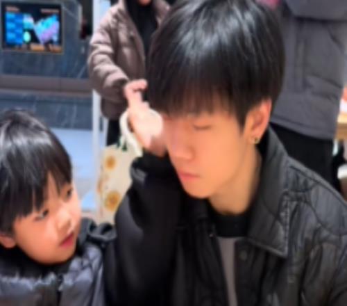 女子分享老公帶娃視頻震驚網友前RNG選手無心年紀30長相猶如小學生