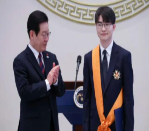 Faker获“青龙章”感言：今后我也会在赛场内外传递积极的信息