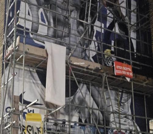 热刺为孙兴慜在街头绘制壁画,动作为其经典庆祝+捧杯