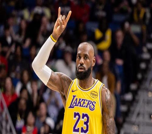 詹姆斯今年是否会退役韦德:我觉得不会,他还能再多打两年