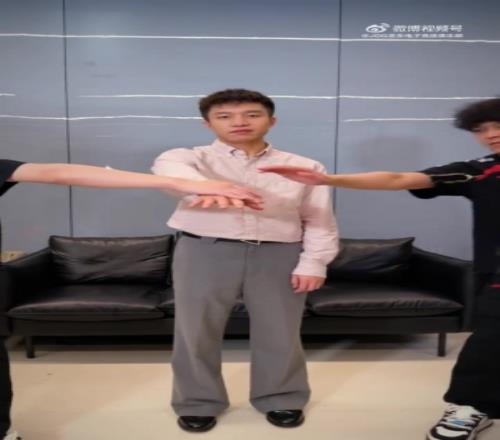 玩尬的JDG俱乐部赛后更新社媒：厂长和队员合拍加油视频