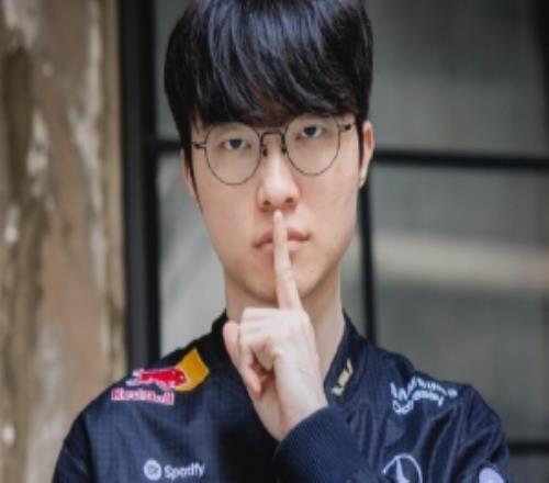 主持人余霜:恭喜T1第五局的T1太强大了!三连冠啊!