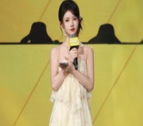 和平精英主持人小游晒照：赛场ootd常规赛版正式收官