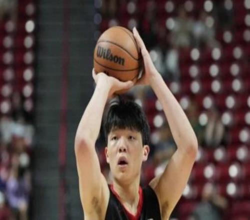 4投1中状态起伏不定！杨瀚森难以避免两队折返跑