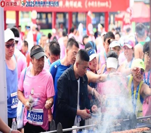 2025鶴崗森林半程馬拉松舉行，六千余名選手奔跑在天然氧吧中