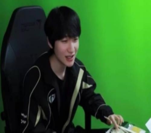 走出国门了弹幕：朋友9年分手peanut：因为到该分手的时候