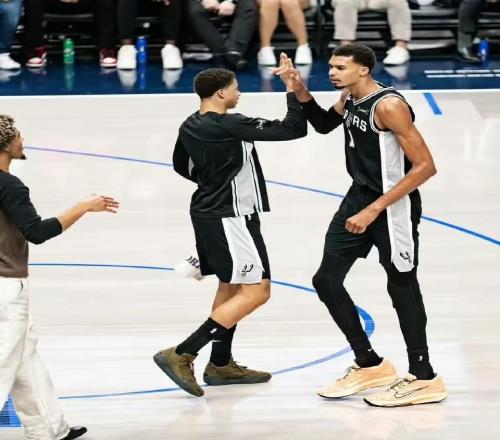 西部第1！NBA殺出大黑馬！馬刺時隔6年再崛起，文班MVP也不遠(yuǎn)了