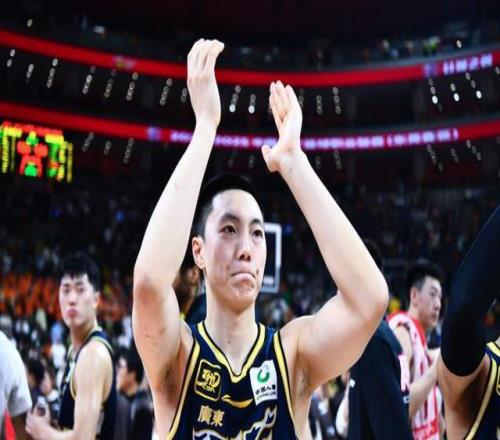 手握顶薪场均仅8分!广东男篮第一混子出现,他凭什么进国家队