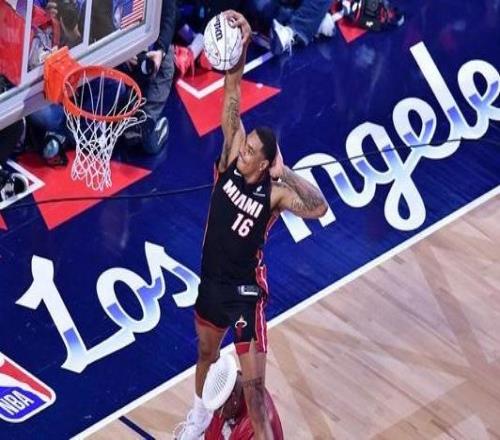 约翰逊：扣篮是一门艺术我就是上场然后加入自己的风格