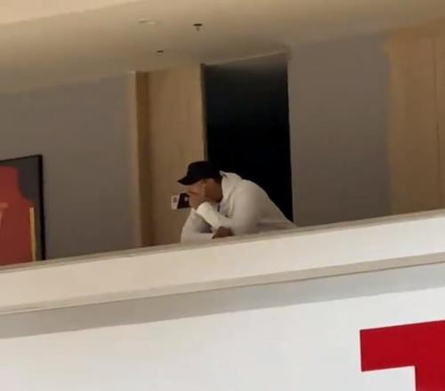 好久不见!易建联现身球馆身材保持超好球迷调侃他在回忆往昔