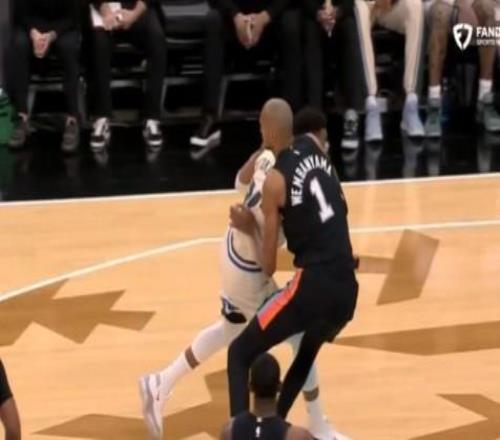 文班在防守字母哥时与对方对撞膝盖痛苦倒地,现已返回更衣室