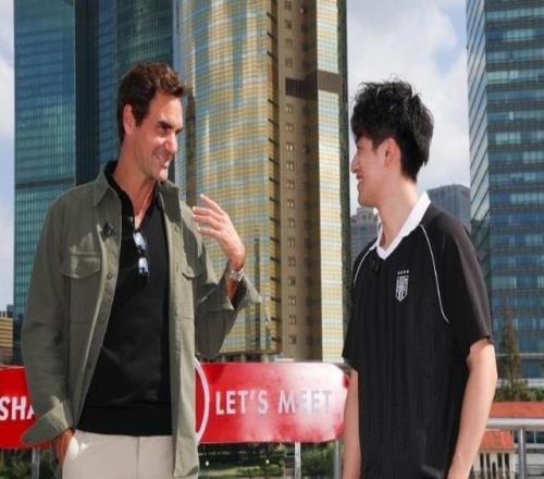 和費德勒打水上網球，周冠宇發文：和費天王在黃浦江上切磋
