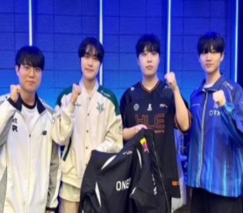 DRX分享季前赛打野队合照:大家脸上都挂着笑容