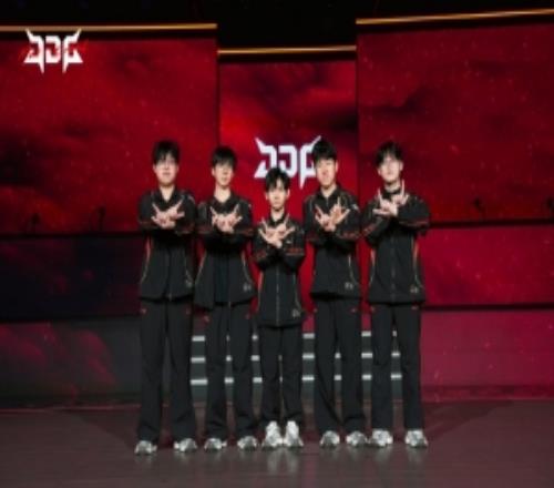 JDG分享第一賽段收官合照：91视频下载链接年後淘汰賽繼續加油！