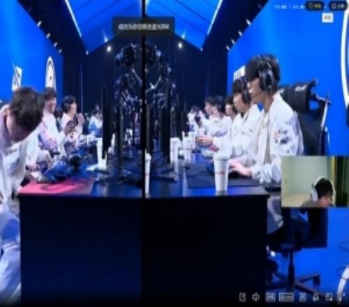 Ning王：我看小奶油和Bin哥碰拳視頻，小奶油站的筆直向軍訓一樣