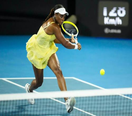 外媒评郑钦文首秀称闻到爆冷的味道，赞阿卡战丰塞卡是提前的决赛