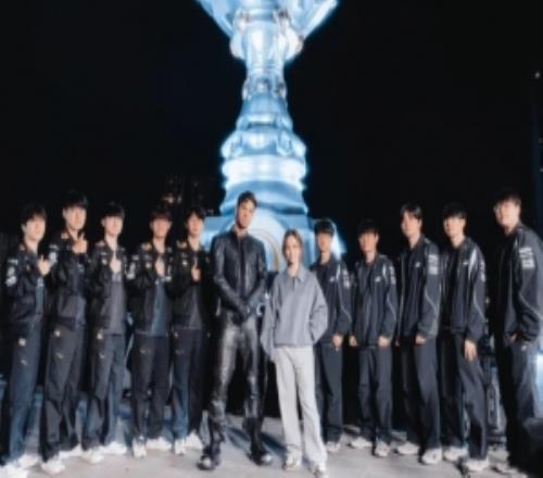 LOL官方分享T1、KT十位决赛选手与邓紫棋和Anyma的合照