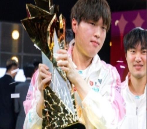 官方认证！LOL官方分享Bin捧杯照：世界第一上单