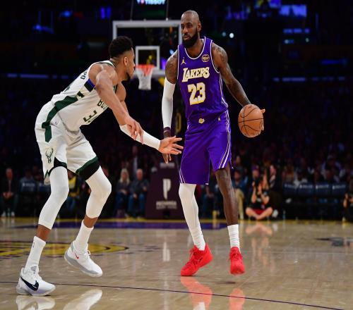 湖人消息:裁判报告出炉,老詹举动引群嘲,东契奇险被打