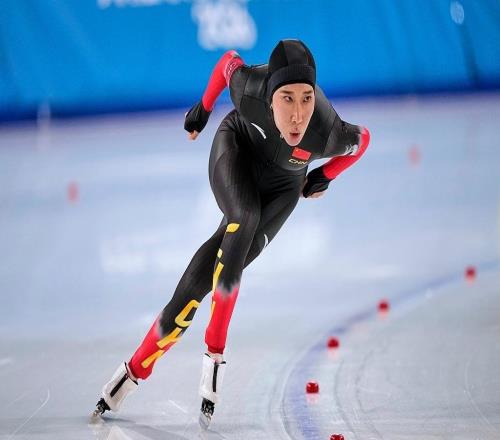 体坛联播中国队今日再冲两金，短道速滑追平历届最差成绩