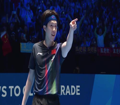 42逆轉(zhuǎn)張本智和！王楚欽再奪冠無(wú)愧國(guó)乒新王：王皓激動(dòng)握拳慶祝