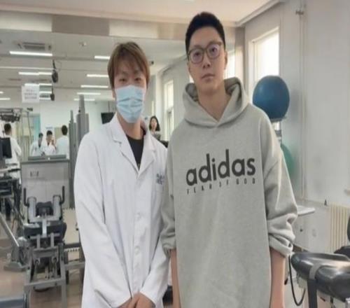 祝早日康复!胡明轩现身国家体育总局医院治疗膝盖引关注