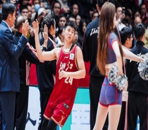 不愧为大哥!19岁小将遭“暗算”,32岁老将宁可吃T,也要找场子